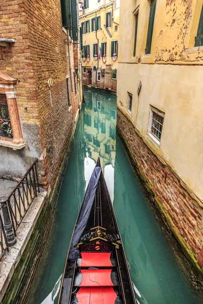 Живописный вид на Гондолы на боковом узком канале, Венице, Италия . — стоковое фото