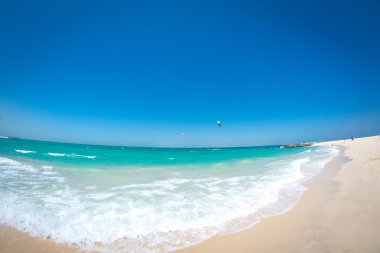 Dubai, mavi gökyüzü deniz