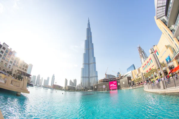 Dubai, 25 Kasım 2015: gökdelen içinde Dubai Alışveriş Merkezi ile