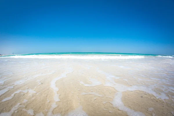 Dubai, kumlu plaj dalgalar