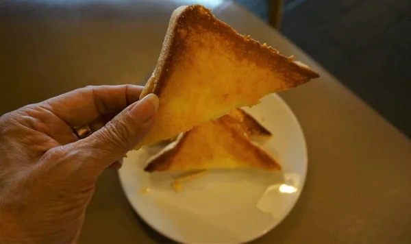 Hand Med Nybakat Bröd Skuren Skivor — Stockfoto