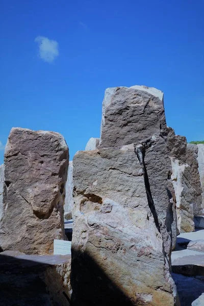 青い空の背景と影 垂直方向のビュー 自然コンセプトの大きな岩 — ストック写真