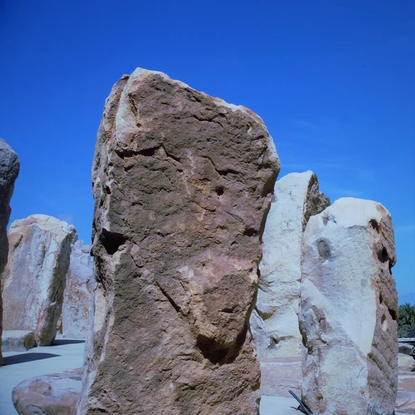 Grandes Rocas Fondo Del Cielo Azul Sombra Vista Vertical Concepto —  Fotos de Stock