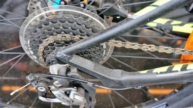 Parlayan günde manevra yapmak için modern motorlu bisiklet tekerlekleri.