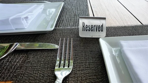 Table Sign Sits Placemat Made Black Woven Material Complete Plates — Stock Photo, Image