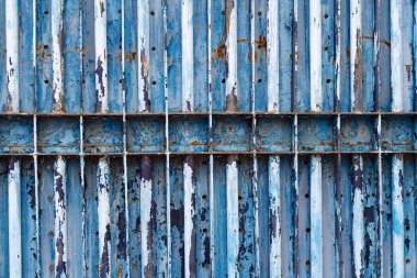 Endüstriyel Çürüme Pas tutmuş mavi metal çitin yakın çekimi