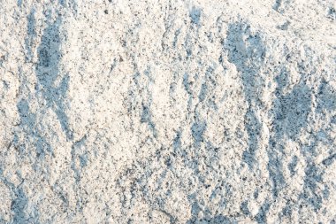 Sert, cilalanmamış beyaz granit bir taşın yüksek çözünürlüklü dokusu. Yüzeyde doğal kristal yapılar, gri benekler var.,