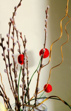 Dekoratif kırmızı topları ile willow