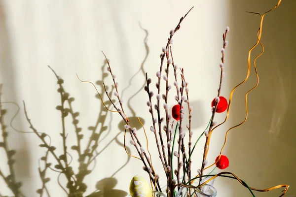 Salgueiro com bolas vermelhas decorativas — Fotografia de Stock