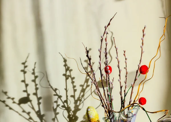 Saule avec des boules rouges décoratives — Photo