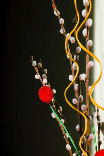 Ива с декоративными красными шариками — стоковое фото