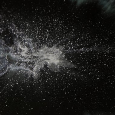 Siyah arka planda beyaz lekeler. Siyah yüzeyde beyaz doğrudur. Kozmik renklendirme.