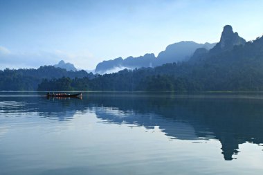 Doğanın manzarası, kireçtaşı dağları, Tayland 'ın Thani Eyaleti' ndeki Ratchaprapha Barajı 'nın (Chiao Lan Barajı) su akıntısı.