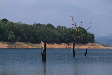 Vajiralalongkorn Barajı ya da Khao Laem Barajı Kurak mevsimde sular çekildiğinde, Sangkhlaburi, Kanchanaburi Tayland 
