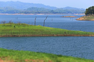 Pom Pee 'nin Kanchanaburi, Tayland' daki Vajiralalalongkorn barajı manzarası  