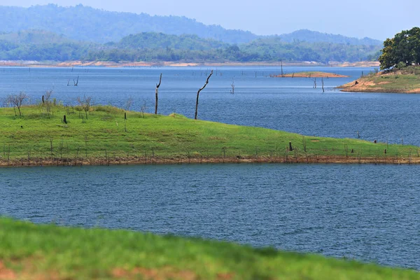 Pom Pee 'nin Kanchanaburi, Tayland' daki Vajiralalalongkorn barajı manzarası  