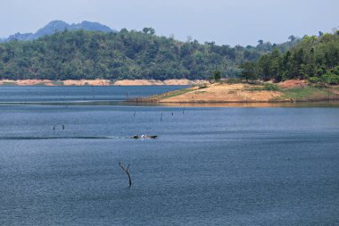 Pom Pee 'nin Kanchanaburi, Tayland' daki Vajiralalalongkorn barajı manzarası  