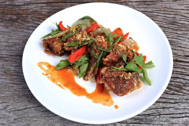 Karabiber soslu kızarmış yumuşak kabuklu yengeç Tayland usulü. 