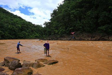 Nan İli, Tayland - 31 Temmuz 2016: Kaeng Luang 'da balık yakalamak için balıkçılar ağ ekipmanları (kare dalış ağı) kullanıyorlar