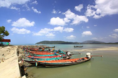 Ban Laem Prathap Sahili, Nakhon Si Thammarat, Tayland 'da gezmek ve pembe yunuslar için bir iskele.