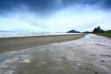 Tayland 'ın Chumphon eyaleti Thung Tako' daki Ma Muong Sahili 'nde ya da Ma Muong Körfezi' nde (Mango Körfezi) tropik gündoğumu plajı. 