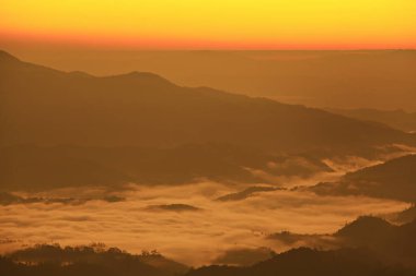 Huai Nam Dang Ulusal Parkı, Chiang Mai Eyaleti, Tayland 'da gün doğumunda. 