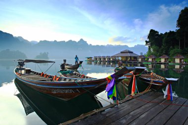 Khao Sok Ulusal Parkı 'nın manzarası, Tayland' ın Surat Thani Eyaleti 'ndeki Ratchaprapha Barajı' nda popüler bir yer. 