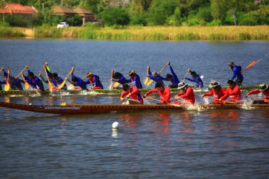 Khiri Khan- Tayland 13 Kasım 2016 Khao Tao Barajı 'nda Geleneksel Uzun Tekne Yarışı Şampiyonası. Hua Hin Bölgesi 