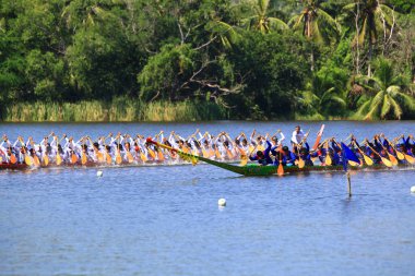 Khiri Khan- Tayland 13 Kasım 2016 Khao Tao Barajı 'nda Geleneksel Uzun Tekne Yarışı Şampiyonası. Hua Hin Bölgesi 