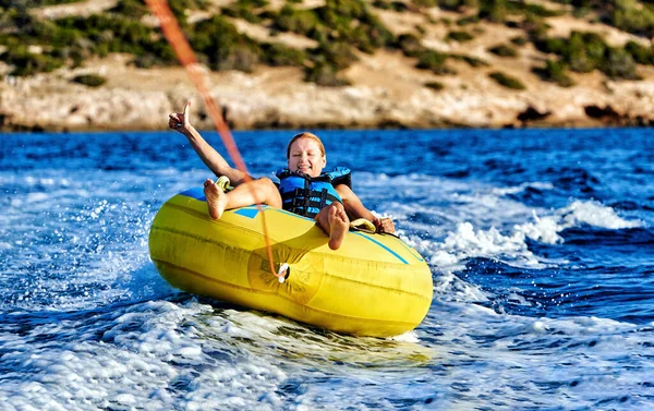 Chica Las Atracciones Acuáticas Que Divierten Durante Las Vacaciones Verano —  Fotos de Stock