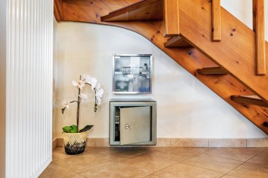 Oturma odası elemanı. Masanın üzerinde ananas şeklinde dekorasyon var. Arka planda dekoratif yastıklı kanepe. 