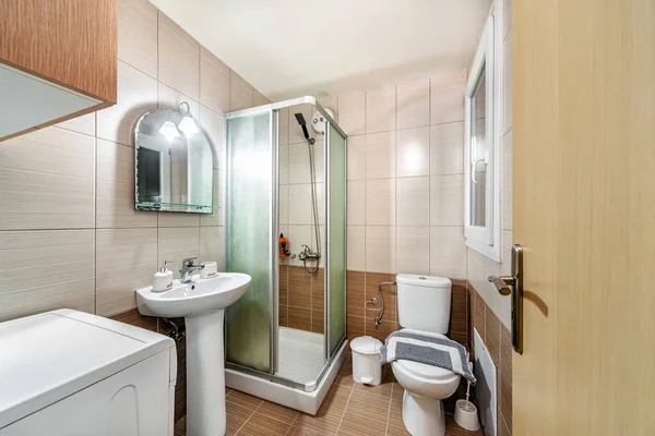 标准的现代浴室 棕色和浅灰色 装有玻璃淋浴房的墙角 — 图库照片