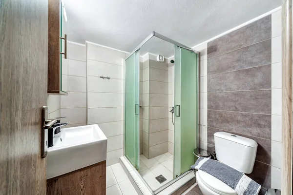 标准的现代浴室 内置淋浴房 卫生间和洗澡间 — 图库照片