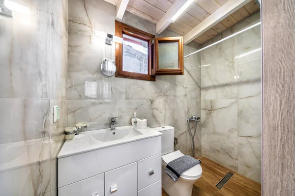 带有基本设备的大理石浴室 淋浴间 卫生间 白色水槽 木制天花板 — 图库照片
