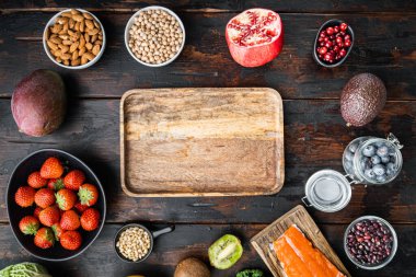 Sağlıklı gıda, diyet konsepti, çerçeve veya sınır konsepti, koyu ahşap arka planda üst görünüm.