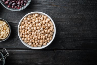 Beyaz kasede nohut, yazı için yeri olan üst manzara, siyah ahşap arka planda..