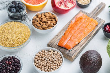 Sağlıklı beslenme için organik besinler, süper yiyecekler, beyaz arka planda.