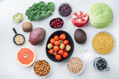 Sağlıklı besinler, temiz seçilim, üst görünüm, beyaz arka plan.
