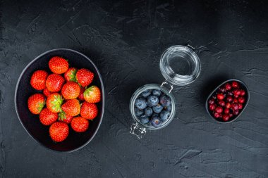 , düz bir zemin, siyah zemin üzerinde.