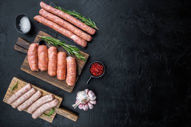 , Siyah arkaplan üzerinde metin için boşluk olan düz uzanma.