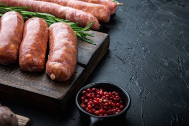 Geleneksel domuz sosisi, siyah arka planda..