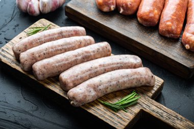 Siyah arka planda tavuk sosisi..