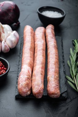 Siyah arkaplanda sığır eti sosisi..