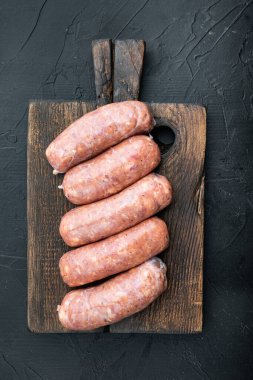 Ev yapımı domuz sosisi, üst görünüm, siyah arka plan..