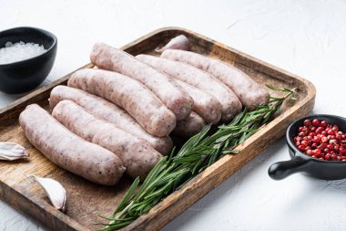 Geleneksel tavuk sosisi, beyaz arka planda..