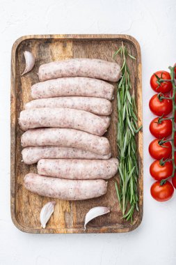 Geleneksel mest sosisler, düz yatış, beyaz arka plan.