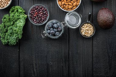 Dengeli diyet organik sağlıklı besinler, temiz seçilim, düz uzanış yazı alanı, siyah ahşap arka plan.