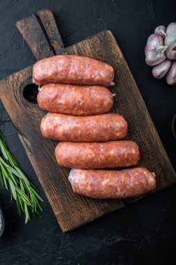 Ev yapımı domuz sosisi, üst görünüm, siyah arka plan..