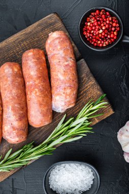 Ev yapımı domuz sosisi, üst görünüm, siyah arka plan..