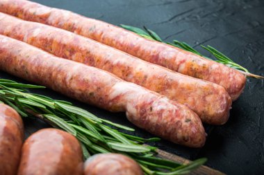 Geleneksel sığır sosisi, siyah arka planda..